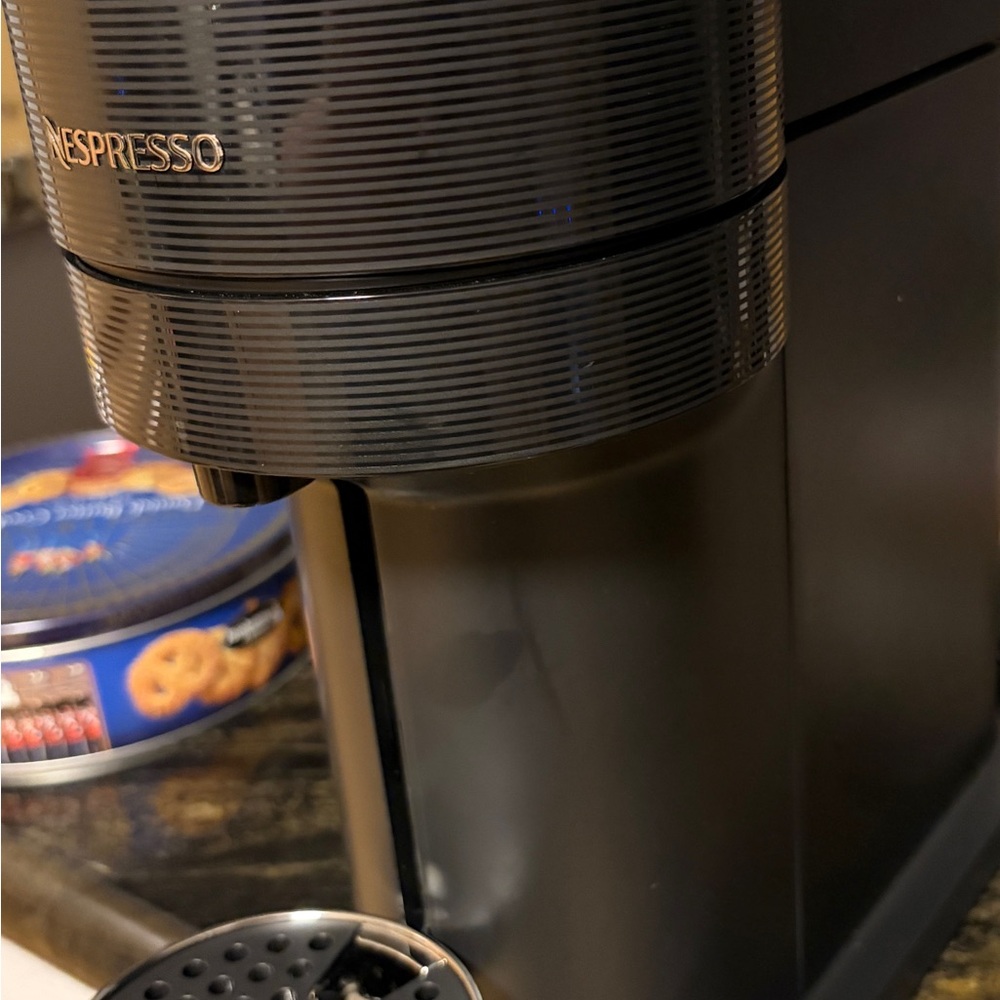 Nespresso Vertuo Next Coffee Maker with milk frother - Picture 8 of 9